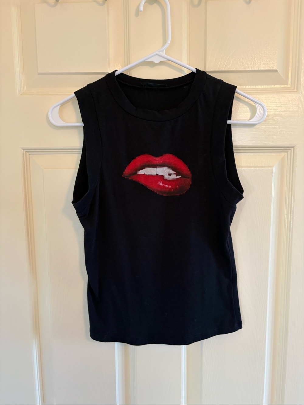 Black Sleeveless Graphic Tank with Red Lip Motif